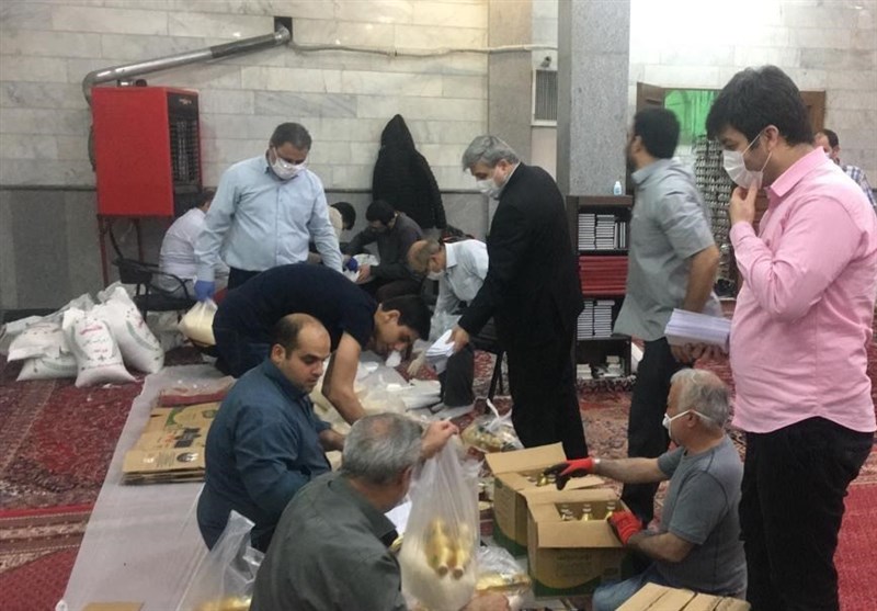 توزیع بسته‌های غذایی بین نیازمندان محله طیب توسط نمازگزاران مسجد اباذر+ عکس و فیلم