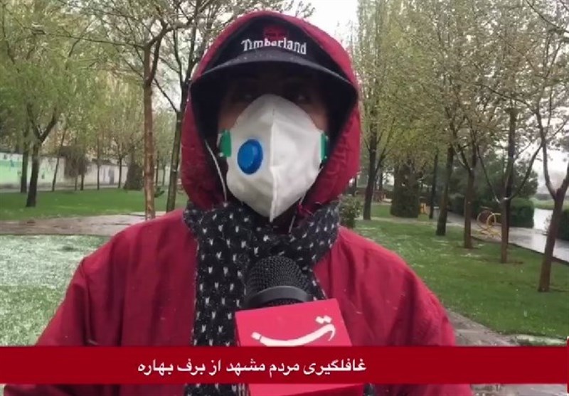 مشهدی‌ها زیر بارش برف بهاره از مقابله با کرونا می‌گویند +فیلم