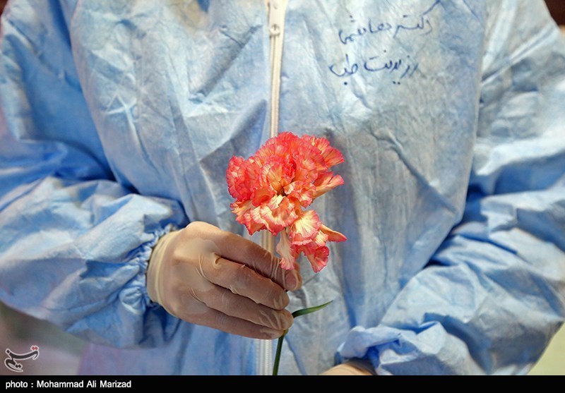 1000 بسته گل و شیرینی بین کادر درمانی و بیمارستان‌های استان اردبیل توزیع شد
