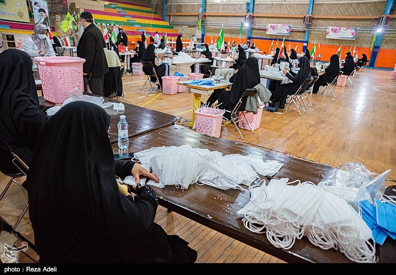 همسران جهادگر در خط مبارزه با بیماری کرونا؛ تولید ماسک در منطقه پدافند هوایی شهید نصر اصفهانی + تصاویر
