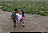 توزیع بسته های مواد ضدعفونی کننده و سبد غذایی بین روستاییان کبیرآباد