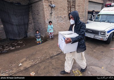 توزیع بسته های مواد ضدعفونی کننده و سبد غذایی بین روستاییان کبیرآباد