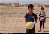 کرمان| گزارش ویدئویی تسنیم از بچه‌هایی که منتظر وعده مسئولان نمی‌مانند؛ دست‌های کوچکی که در حاشیه شهر زمین فوتبال می‌سازد