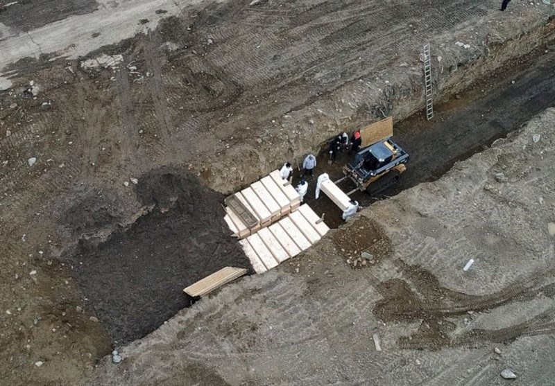 Prisoners in Hazmat Suits Bury NYC Covid-19 Victims in Mass Graves (+Video)