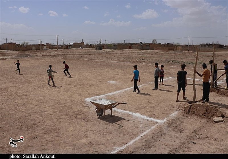 عشق به فوتبال در حاشیه شهر کرمان / فوتبالیست‌های میلیاردی ایران این صحنه‌ها را ببینند + تصاویر