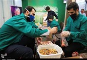اصفهان| تهیه آب میوه با طعم «همدلی» برای بیماران مبتلا به کرونا به روایت تصویر