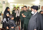 فرمانده سپاه استان سمنان با خانواده شهید مدافع سلامت دیدار کرد+ عکس