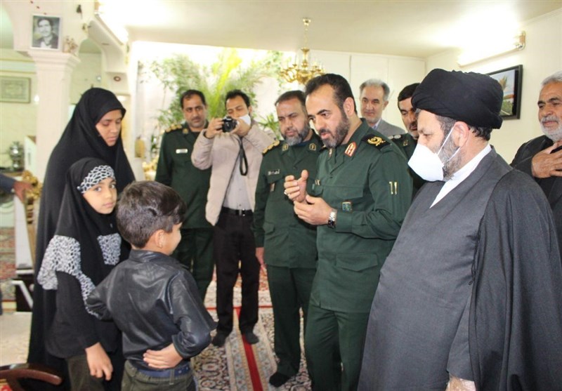 فرمانده سپاه استان سمنان با خانواده شهید مدافع سلامت دیدار کرد+ عکس