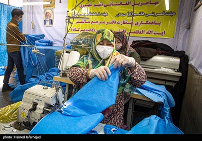 تولید«گان» برای تامین مایحتاج کادر درمانی توسط جهادگران افغانستانی مقیم تهران برای مبارزه با ویروس کرونا در ایران