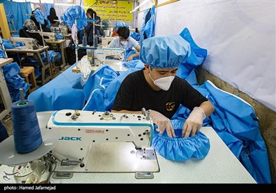 تولید«گان» برای تامین مایحتاج کادر درمانی توسط جهادگران افغانستانی مقیم تهران برای مبارزه با ویروس کرونا در ایران