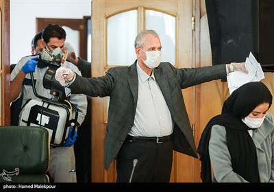 ضدعفونی لباس های علی ربیعی سخنگوی دولت هنگام ورود به محل نشست خبری