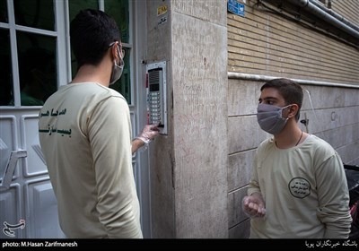 توزیع مواد ضدعفونی کننده بهداشتی و کمک رسانی توسط جهادگران بسیجی مسجد پنبه چی 