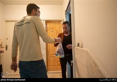 توزیع مواد ضدعفونی کننده بهداشتی و کمک رسانی توسط جهادگران بسیجی مسجد پنبه چی 