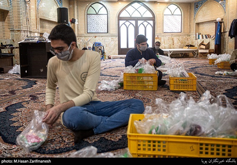 تامین مواد ضدعفونی کننده بهداشتی و کمک رسانی توسط جهادگران بسیجی در روزهای کرونایی به مردم