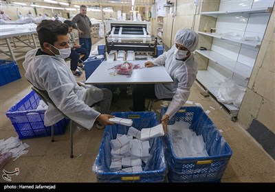 فعالیت مردان و نیروی کار ایرانی در کارخانه تولید ماسک در روزهای کرونایی