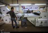 فعالیت مردان و نیروی کار ایرانی در کارخانه تولید ماسک در روزهای کرونایی