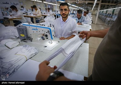 فعالیت مردان و نیروی کار ایرانی در کارخانه تولید ماسک در روزهای کرونایی