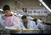 فعالیت مردان و نیروی کار ایرانی در کارخانه تولید ماسک در روزهای کرونایی