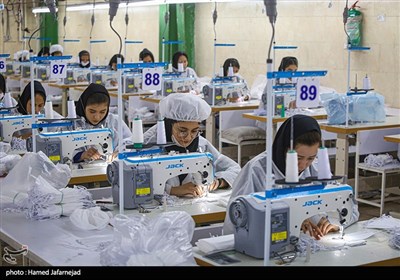 فعالیت زنان و نیروی کار ایرانی در کارخانه تولید ماسک در روزهای کرونایی