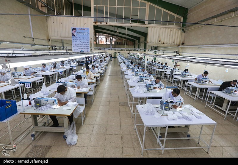 اقدام ضربتی تولیدکنندگان خوزستانی / تبدیل واحد تولیدی البسه پزشکی به ماسک بهداشتی