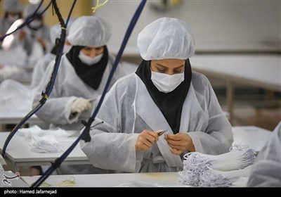 فعالیت زنان و نیروی کار ایرانی در کارخانه تولید ماسک در روزهای کرونایی