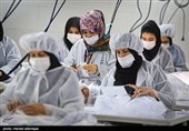 فعالیت زنان و نیروی کار ایرانی در کارخانه تولید ماسک در روزهای کرونایی
