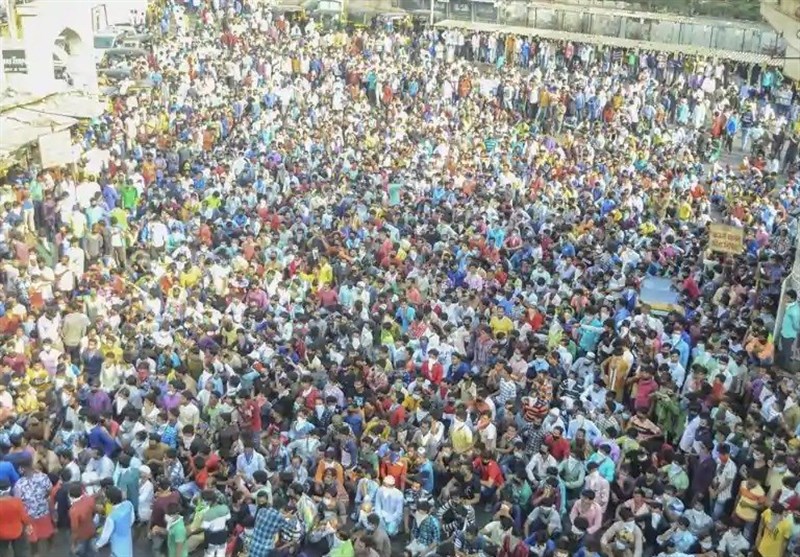 اعتراض هزاران کارگر هندی به تمدید مدت قرنطینه عمومی