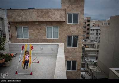 فاطمه 5 ساله در حال تاب بازی بر پشت بام منزلشان در محله پرستار است. فاطمه از بسته بودن مهد قرآن که یکی از فعالیت های همیشگی بوده است گلایه می کند.