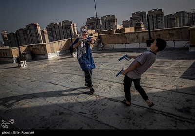 نرگس 10 ساله و محمد رضا 11 ساله در حال تفنگ بازی برای بالای پشت بام منزلشان در محله چیتگر هستند. تفنگ بازی و قایم موشک جز بازی های دایمی این دو دوست شده است.
