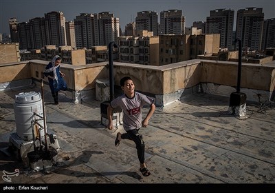 محمدرضا 11 ساله و نرگس 10 ساله در حال انجام بازی قایم موشک بر بالا پشت منزل خود در محله چیتگر هستند. علی رغم دیوارهای بلند محافظ پشت بام ها بازی های هیجانی خطرات فراوانی را برای کودکان دارد.