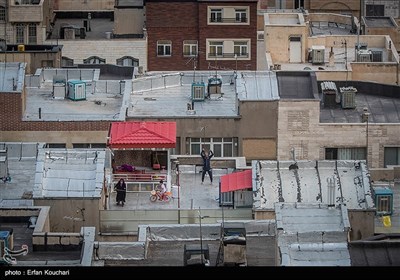 اسدلله ملکی به همراه دو نوه خود فاطمه 9 ساله و حسین 6 ساله در حال بازی بر پشت بام منزل خود در شهرک کیهان هستند.