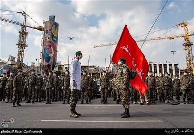 تحویل نمادین پرچم انقلاب از نسل قدیم به نسل جدید همراه با تغییر نوع جنگ