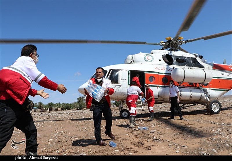 امدادرسانی هوایی هلال‌احمر به مناطق سیل‌زده شهداد کرمان به روایت تصویر