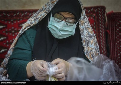 تهیه و بسته بندی میوه برای بیماران و کادر درمانی بیمارستان ها توسط گروه جهادی هاجران