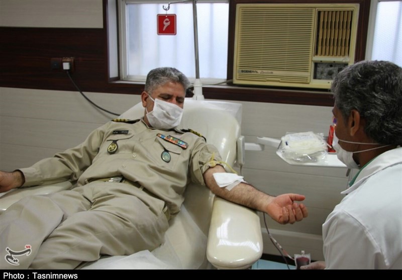 مدافعان مرزهای آبی کشور به مناسبت روز ارتش در بندرعباس خون اهداء کردند+تصاویر