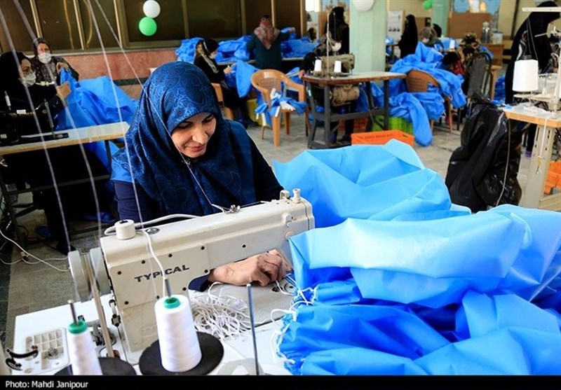 اصفهان| دوخت لباس بیمارستانی به همت خانواده آزادگان دفاع مقدس به روایت تصاویر