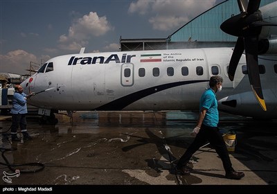 شستشوی هواپیمای ای‌تی‌آر در حین ضدعفونی