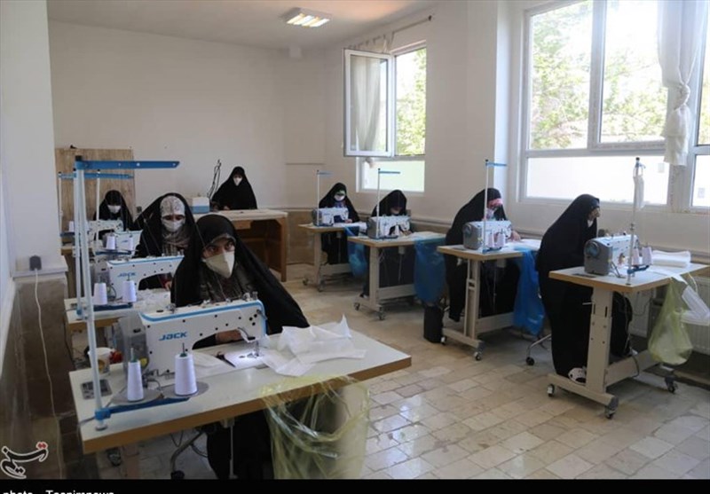 تولید ماسک در قرارگاه بسیج دانشجویی البرز برای مقابله با کرونا به روایت تصویر