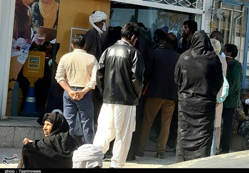 گزارش| روایت تسنیم از حال و هوای مردم برای ثبت نام در بورس/ صف‌های طویل و انتظارهای چند ساعته