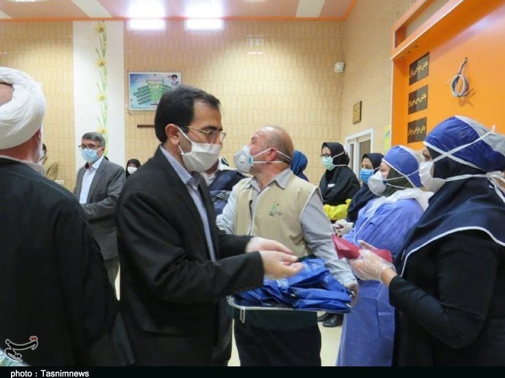 دخیل مدافعان سلامت کوهدشت به پرچم امام رئوف؛ خادم‌یاران رضوی در کنار بیماران کرونایی