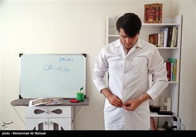 حامد ابراهیمی معلم مقطع دوم ابتدایی در حال آماده شدن جهت ضبط ویدیو درسی 