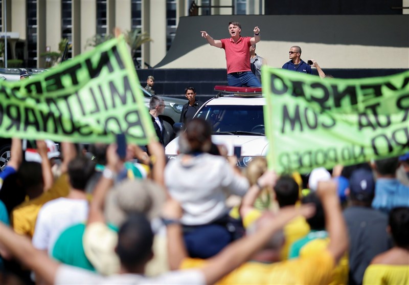 Brazil&apos;s Bolsonaro Joins Protest against Stay-at-Home Orders