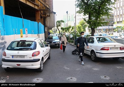 پارک کردن خودروها در پیاده رو به علت نبود جای پارک در حاشیه خیابان ها و پارکینگ های عمومی