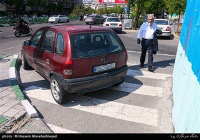 پارک کردن بر روی خطوط عابر پیاده باعث سختی رفت وآمد شهروندان شده است.