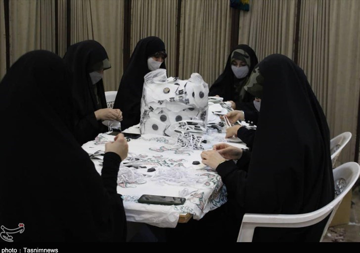 تولید ماسک فیلتردار توسط خواهران بسیجی در کرج به روایت تصویر