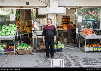 آقای ابوالفضل ایرانشاهی میوه فروش که این روزها تلاش می کند تا به نیاز های مردم با رعایت نکات ایمنی پاسخ دهد.