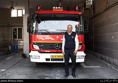 علی حیدری آتش نشان که علاوه بر وظیفه اصلی آتش نشانی خود به ضدعفونی معابر شهری با تیم های آتش نشانی می پردازد.
