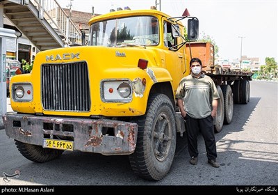 علی اشکانی راننده تریلی که مجبور به تردد ضروری شده بود و شرایط سختی را از لحاظ مالی به دلیل ممنوعیت تردد بین شهری سپری میکرد.