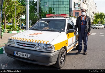 آقای شهرام محمدی امدادخوردرو که با توجه به تردد ماشین ها و امکان خرابی به ضرورت در خیابان ها حضور دارد.