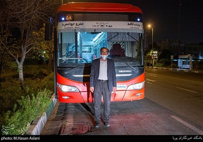 آقای حسین قزی راننده اتوبوس که برای رفاه حال مردم و خدمت سانی حمل و نقل عمومی با رعایت نکات بهداشتی به فعالیت می پردازد.